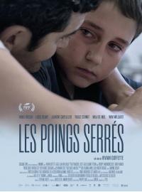 Les poings serrés
