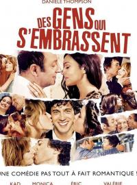 Des gens qui s'embrassent