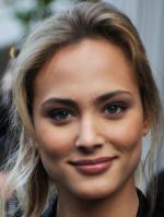 Nora arnezeder